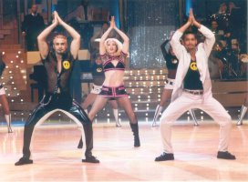 Lorella con Luca Tommassini e Kevin Stea durante la sigla "Cento"