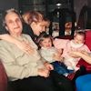 Lorella Cuccarini con la nonna, la mamma, figlia Sara e la nipote Carola 